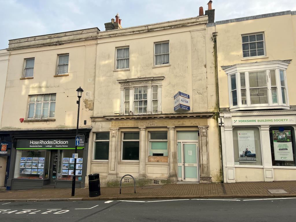 Lot: 134 - FREEHOLD FORMER BANK PREMISES OF OVER 3,300 SQUARE FEET OVER FOUR FLOORS - Freehold former bank in commercial centre of Ryde